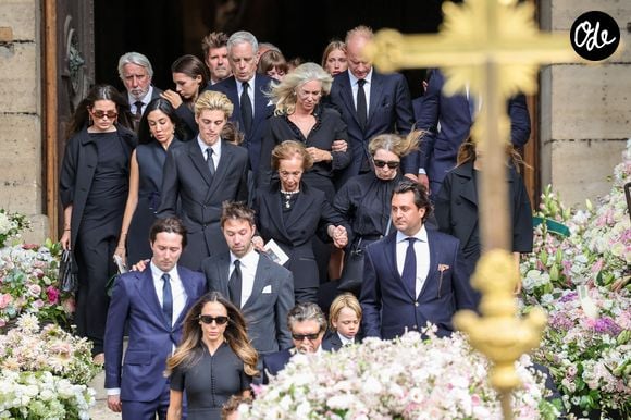 Robert Agostinelli, ses enfants Héloïse Agostinelli, Carlo Agostinelli et les proches de la défunte - Sortie des obsèques de Mathilde Favier en l'église Saint-Sulpice à Paris le 31 aout 2026. © Dominique Jacovides-Cyril Moreau/Bestimage