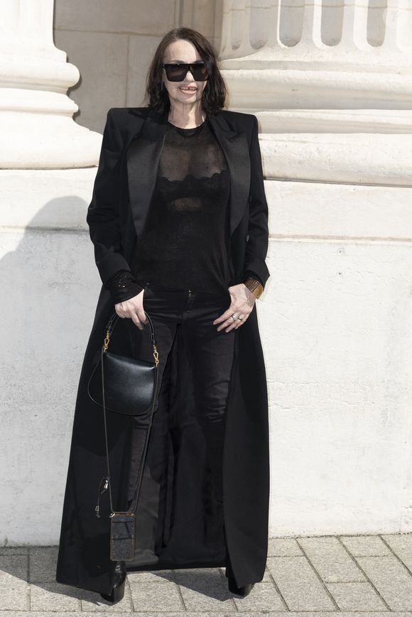 Béatrice Dalle au premier photocall Saint Laurent de la mode homme Printemps/Été 2026 dans le cadre de la Fashion Week de Paris à la Bourse de Commerce - Pinault Collection, à Paris, France, le 24 juin 2025. © Olivier Borde/Bestimage