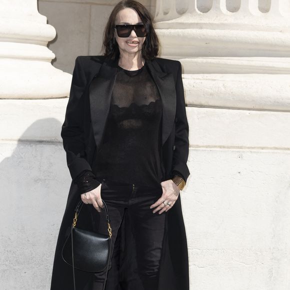 Béatrice Dalle au premier photocall Saint Laurent de la mode homme Printemps/Été 2026 dans le cadre de la Fashion Week de Paris à la Bourse de Commerce - Pinault Collection, à Paris, France, le 24 juin 2025. © Olivier Borde/Bestimage