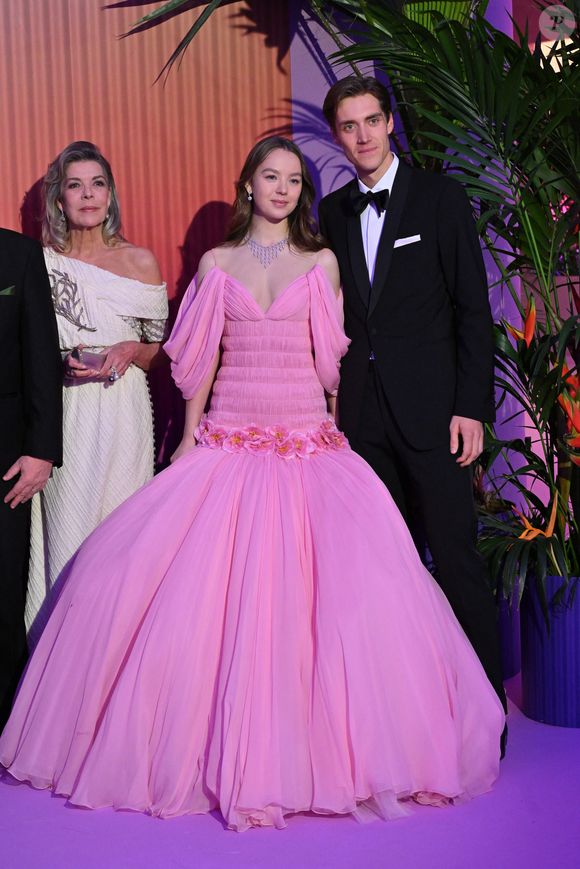 Pour parfaire son look, elle a également opté pour un collier de chez Cartier.

La princesse Caroline de Hanovre, Alexandra de Hanovre et son compagnon Ben Sylvester Strautmann durant la 69ème édition du Bal de la Rose, à Monaco, le 29 mars 2025.

Photo :  Bruno Bebert / Pool Monaco / Bestimage