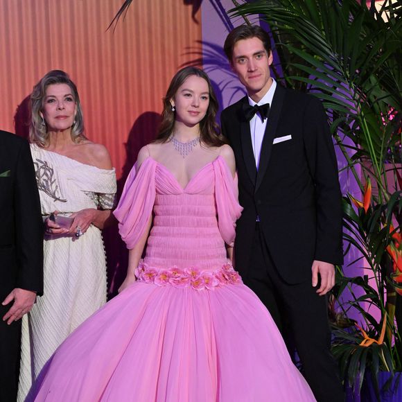 Pour parfaire son look, elle a également opté pour un collier de chez Cartier.

La princesse Caroline de Hanovre, Alexandra de Hanovre et son compagnon Ben Sylvester Strautmann durant la 69ème édition du Bal de la Rose, à Monaco, le 29 mars 2025.

Photo :  Bruno Bebert / Pool Monaco / Bestimage