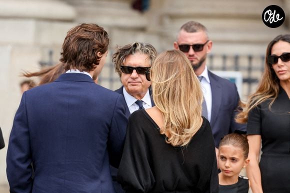 Robert Agostinelli, et ses enfants, Carlo Agostinelli et Héloïse Agostinelli - Arrivées aux obsèques de Mathilde Favier en l'église Saint-Sulpice à Paris, le 31 aout 2026. © Dominique Jacovides-Cyril Moreau/Bestimage