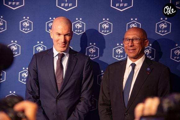 L'ancien international français de football Zinédine Zidane (à droite) s'exprime aux côtés du président de la Fédération française de football, Philippe Diallo (à gauche), lors d'une conférence de presse visant à le présenter comme le nouveau sélectionneur de l'équipe de France, au siège de la Fédération française de football (FFF) à Paris, le 28 juillet 2026. © Baptiste Autissier/PsnewZ/Bestimage
