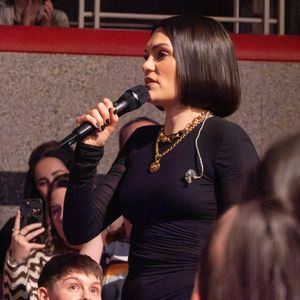 Dans le cadre de son traitement, elle avait subi une mastectomie après avoir appris que la maladie avait été détectée à un stade précoce.

Jessie J offre un spectacle émouvant lors de la première soirée de la tournée No Secrets au Royaume-Uni.Backgrid UK/ Bestimage
