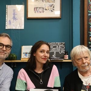 Les voyages forment la jeunesse et cet éloignement géographique a permis à Lola Séchan de s'épanouir, sans toutes les contraintes liées à son nom de famille...
Le chanteur Renaud en dédicace à l'occasion de la sortie de "Renaud le livre" signé Erwan L'Eléouet et préfacé par sa fille Lolita Séchan, à la Libraire bordelaise Les 400 Coups de P.Poutou à Bordeaux, France, le 28 mars 2026. Crédit Fabien Cottereau/Bestimage