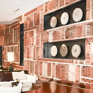 Affilié à la collection MGallery (groupe Accor), l’établissement de 6 000 m² propose 49 chambres, un restaurant, un spa, une galerie d’art et une piscine.

Exclusif - Patrick Bruel inaugure son hôtel cinq étoiles "L'Isle de Leos MGallery" à L'Isle-sur-la-Sorgue, France, le 23 septembre 2025.

 © Jack Tribeca / Bestimage
