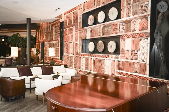 Affilié à la collection MGallery (groupe Accor), l’établissement de 6 000 m² propose 49 chambres, un restaurant, un spa, une galerie d’art et une piscine.

Exclusif - Patrick Bruel inaugure son hôtel cinq étoiles "L'Isle de Leos MGallery" à L'Isle-sur-la-Sorgue, France, le 23 septembre 2025.

 © Jack Tribeca / Bestimage