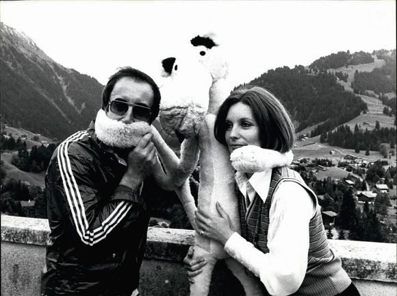 Elle a eu le coup de foudre pour sa maison altiligérienne lors d’un tournage avec son mari, le réalisateur Bill Hays. 

9 septembre 1975 – « Le Retour de la Panthère Rose » – À Gstaad a eu lieu la présentation du nouveau film « Le Retour de la Panthère Rose », avec Peter Sellers et Catherine Schell.

Sur la photo : Catherine Schell tient la Panthère Rose – elle n’est pas dangereuse, vraiment.

Keystone Zurich, 15/09/75
(Crédit photo : © Keystone Pictures USA/ZUMAPRESS.com)