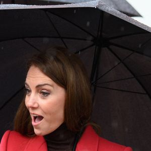 Catherine (Kate) Middleton, princesse de Galles, éclate de rire à la sortie du marché de Pontypridd, accompagnée du prince William, prince de Galles, le 26 février 2025. 
GOFF INF / BESTIMAGE