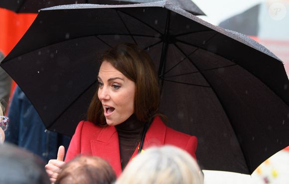 Catherine (Kate) Middleton, princesse de Galles, éclate de rire à la sortie du marché de Pontypridd, accompagnée du prince William, prince de Galles, le 26 février 2025. 
GOFF INF / BESTIMAGE