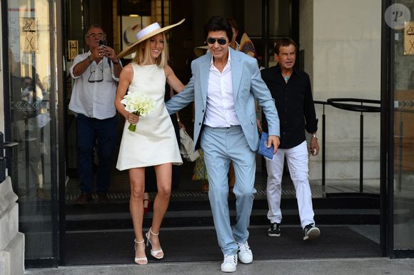 Les jeunes mariés, Jean-Luc Lahaye et sa femme Paola (Lahaye-Aubin) à la sortie de la mairie du 18ème arrondissement de Paris - J.L.Lahaye s'est marié en secondes noces avec sa compagne P.Aubin à la mairie du 18ème arrondissement de Paris, le 2 juillet 2025. (Agence / Bestimage).