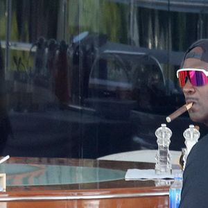 Michael Jordan prend un petit déjeuner en tête à tête avec sa femme Yvette Prieto à bord du yacht O'Pari amarré à Sibenik en Croatie le 24 août 2021. Après cette pause tendresse, les femmes du bord mettent pied à terre tandis que Michael reste à bord.