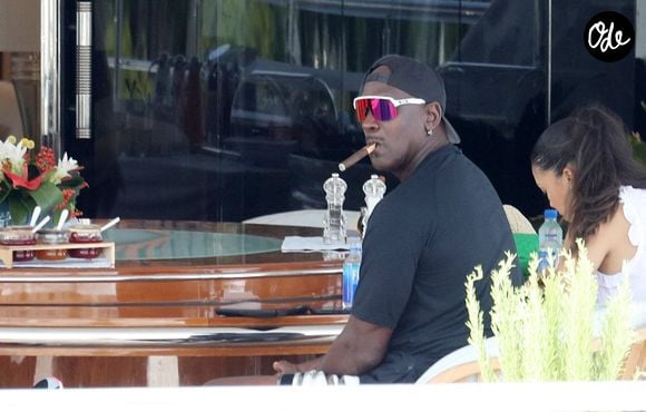 Michael Jordan prend un petit déjeuner en tête à tête avec sa femme Yvette Prieto à bord du yacht O'Pari amarré à Sibenik en Croatie le 24 août 2021. Après cette pause tendresse, les femmes du bord mettent pied à terre tandis que Michael reste à bord.