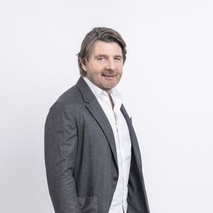 Après avoir coanimé "Top Gear France" sur RMC Découverte pendant huit saisons, il avait même lancé sa propre émission radio, "Lellouche à l'affiche", sur RMC en 2019...

Exclusif - Philippe Lellouche - Jour 3 - Studio - Enregistrement de l'émission "Le grand restaurant,  la guerre de l’étoile », diffusée le 15 décembre sur M6
© Cyril Moreau / Bestimage
