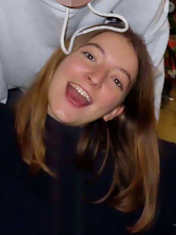 Rosie Roche était la petite-fille d’Edmund Roche, oncle de la princesse Diana, et étudiait la littérature anglaise à l’Université de Durham.

Rosie Roche - Cousine du prince William et Harry retrouvée morte à 20 ans avec un arme à feu à ses côtés. © Facebook via Bestimage