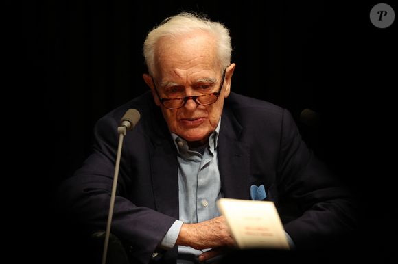 Exclusif - Le journaliste, homme de médias, scénariste, réalisateur et écrivain Philippe Labro à la Station Ausone - Librairie Mollat à Bordeaux, le 18 octobre 2024, pour un échange avec ses lecteurs et la présentation de son romzn "Deux gimlets sur la 5e Avenue" - Gallimard. © Jean-Marc Lhomer/Bestimage