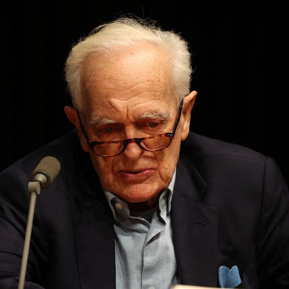 Exclusif - Le journaliste, homme de médias, scénariste, réalisateur et écrivain Philippe Labro à la Station Ausone - Librairie Mollat à Bordeaux, le 18 octobre 2024, pour un échange avec ses lecteurs et la présentation de son romzn "Deux gimlets sur la 5e Avenue" - Gallimard. © Jean-Marc Lhomer/Bestimage