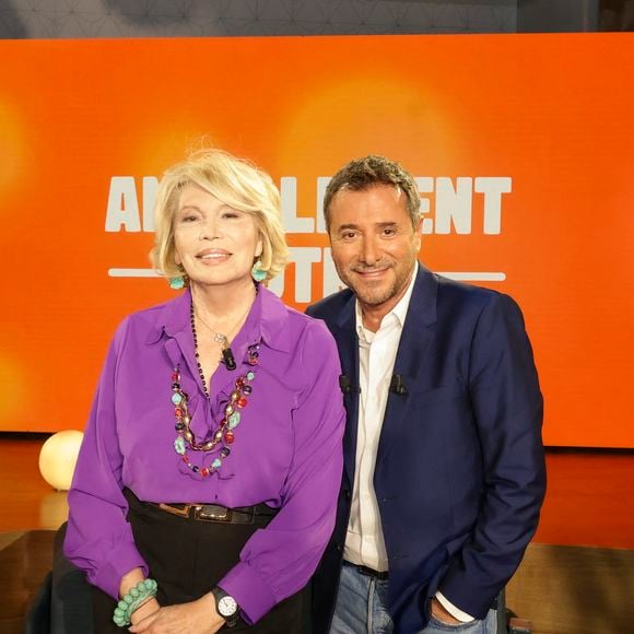 Amanda Lear et Bernard Montiel sur plateau de l'émission "Animalement Vôtre" présentée par B.Montiel et diffusée le 4 janvier 2026 sur France 3, à Paris, France, le 3 décembre 2025. © Jack Tribeca/Bestimage