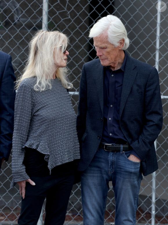 La mère de Matthew Perry, Suzanne Morrison, et son beau-père, Keith, arrivent au tribunal fédéral de Los Angeles (8 avril) avant la condamnation de la "reine de la kétamine", Jasveen Sangha, qui a fourni la kétamine à l'origine de la noyade de Matthew, la star de Friends, en 2024.
Backgrid USA / Bestimage