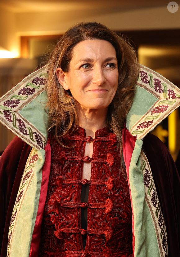 Désormais âgée de 11 ans, la petite fille regarde de plus en plus sa maman à la télévision et prend davantage conscience de sa célébrité.

Anne-Claire Coudray lors de la fête de la fleur et l'intronisation de personnalités commandeurs et ambassadeurs par la Commanderie du Bontemps au Château Smith Haut Lafitte à Martillac le 27 avril 2023.
© Fabien Cottereau / Patrick Bernard / Bestimage
