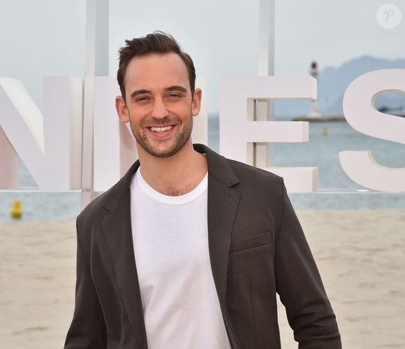 L'occasion pour Joël Dicker de livrer ses secrets pour que le jeune public s'intéresse à la littérature. Si la jeune génération est souvent accusée de constamment bouder les bouquins, l'intéressé assure qu'il ne faut pas brusquer les choses.


Joel Dicker, l'écrivain suisse auteur de la serie 'La verité sur l'affaire Harry Quebert' durant un photocall sur la plage du Gray d'Albion à Cannes le 7 avril 2018 pour la 1ère édition du festival Canneseries. © Bruno Bebert / Bestimage