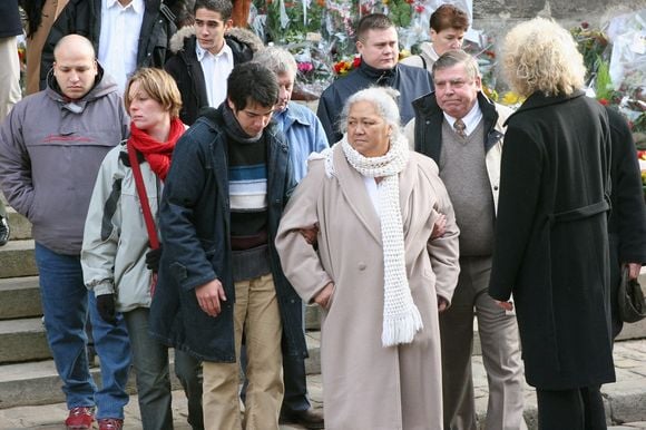 La famille de Katia Lherbier assiste aux funérailles de sa fille et de sa sœur à Villeneuve-sur-Yonne, France, le 18 décembre 2004. Les corps de l'actrice française Géraldine Giraud, 36 ans, fille de Roland Giraud, et de Katia Lherbier, 32 ans, ont été retrouvés jeudi soir dans un puits. Photo par Mousse/ABACA.