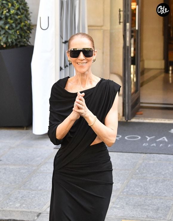Le pianiste, qui a commencé à retravailler avec elle en mars 2025 pour la remettre en confiance vocalement et physiquement, 

Céline Dion vient saluer et remercier ses nombreux fans qui l'attendent devant l'hôtel Royal Monceau à Paris avant de se rendre à la Plénitude Arena pour son 5ème concert parisien. © Alexandre Fay / Pixplanete / Bestimage