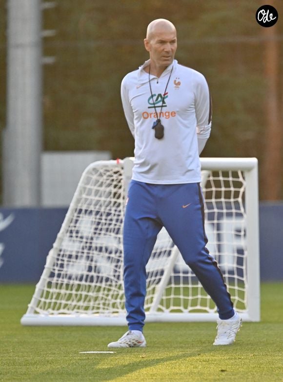 Zinedine Zidane - Entraînement de l'équipe de France en préparation de la Ligue des nations de l'UEFA 2026 au Centre national de Clairefontaine le 21 septembre 2026. © Christian Liewig/Bestimage