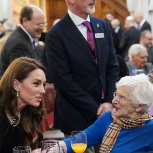 . Elle leur a dit que c'était un "plaisir" de les revoir. Elle a notamment pris des nouvelles d'Yvonne, après voir appris qu'elle a eu des problèmes de santé. "Vous avez eu des moments si difficiles, n'est-ce pas ?", lui a-t-elle demandée.

La princesse de Galles rencontre Yvonne Bernstein lors d'une cérémonie au Guildhall de Londres, pour commémorer la Journée de la mémoire de l'Holocauste et le 80e anniversaire de la libération d'Auschwitz-Birkenau. Lundi 27 janvier 2025. Londres, Royaume-Uni. Photo by Arthur Edwards/The Sun/PA Wire/ABACAPRESS.COM