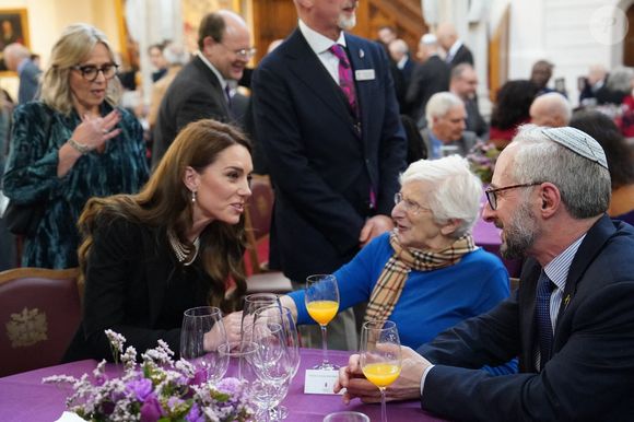 . Elle leur a dit que c'était un "plaisir" de les revoir. Elle a notamment pris des nouvelles d'Yvonne, après voir appris qu'elle a eu des problèmes de santé. "Vous avez eu des moments si difficiles, n'est-ce pas ?", lui a-t-elle demandée.

La princesse de Galles rencontre Yvonne Bernstein lors d'une cérémonie au Guildhall de Londres, pour commémorer la Journée de la mémoire de l'Holocauste et le 80e anniversaire de la libération d'Auschwitz-Birkenau. Lundi 27 janvier 2025. Londres, Royaume-Uni. Photo by Arthur Edwards/The Sun/PA Wire/ABACAPRESS.COM