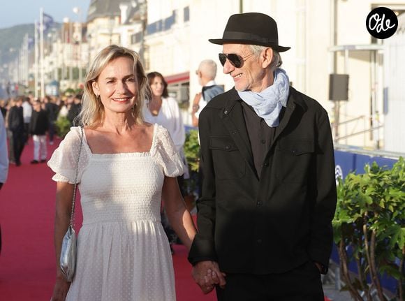 Le couple s'est affiché très complice, avançant main dans la main sur le tapis rouge.

Sandrine Bonnaire et Erik Truffaz - Arrivées des personnalités sur le tapis rouge lors de la 40e édition du Festival de Cabourg « Journées romantiques » le 12 juin 2026

© Coadic Guirec / Bestimage