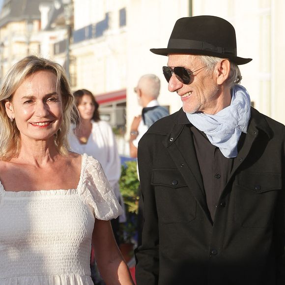 Le couple s'est affiché très complice, avançant main dans la main sur le tapis rouge.

Sandrine Bonnaire et Erik Truffaz - Arrivées des personnalités sur le tapis rouge lors de la 40e édition du Festival de Cabourg « Journées romantiques » le 12 juin 2026

© Coadic Guirec / Bestimage