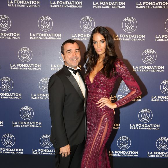 Et entre eux, la romance est bel et bien terminée. 

Exclusif - Arnaud Lagardère et sa femme Jade Foret (Lagardère) - Dîner de gala au profit de la Fondation PSG au Parc des Princes à Paris le 16 mai 2017. © Rachid Bellak/Bestimage