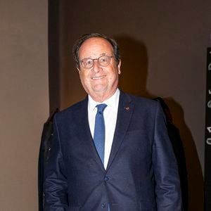 François Hollande - Soirée de débats et d'hommages organisée par le Conseil représentatif des institutions juives de France (CRIF) et le journal satirique français Charlie Hebdo pour se souvenir de l'esprit de la manifestation de 2015 à Paris, qui a suivi trois jours de terreur et un double siège qui a fait 17 victimes, dont les victimes de la première attaque par des hommes armés contre les bureaux de Charlie Hebdo à Paris le 9 janvier 2025. L'effusion de sang a marqué le début d'une période sombre pour la France au cours de laquelle des extrémistes inspirés par Al-Qaïda et le groupe État islamique ont lancé à plusieurs reprises des attaques qui ont mis le pays à rude épreuve et accru les tensions religieuses. © Pierre Perusseau/Bestimage