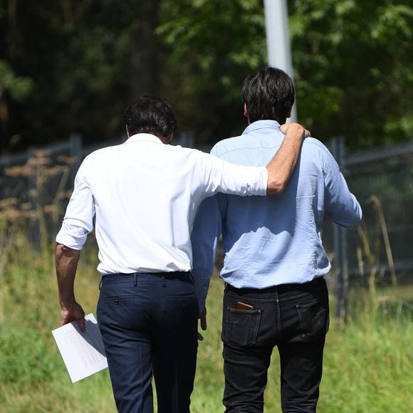 Anthony Delon et son demi-frère Alain-Fabien découvrent les hommages devant les grilles de la propriété de Douchy, quelques heures avant les obsèques de leur père, A.Delon, le 24 août 2024.  © Agence / Bestimage