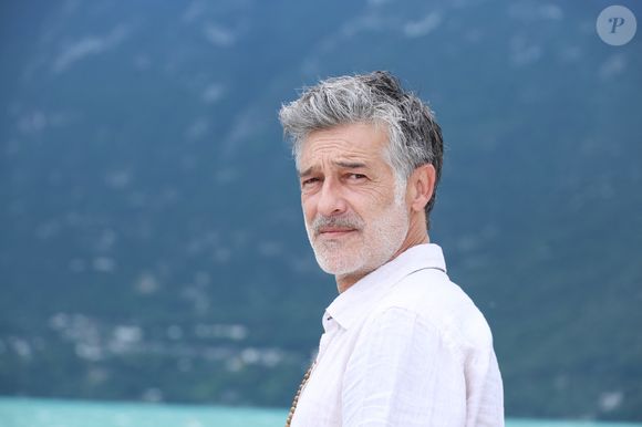 Au moment de l'officialisation de leur couple, l'acteur avait même tout de suite évoqué cette grande différence d'âge, sans tabou.

Exclusif - Stéphane Blancafort (Ici Tout Commence) pose lors du Festival du Cinéma Francais et de la gastronomie d'Aix-les-Bains, France, le 4 juin 2025. © Denis Guignebourg/Bestimage