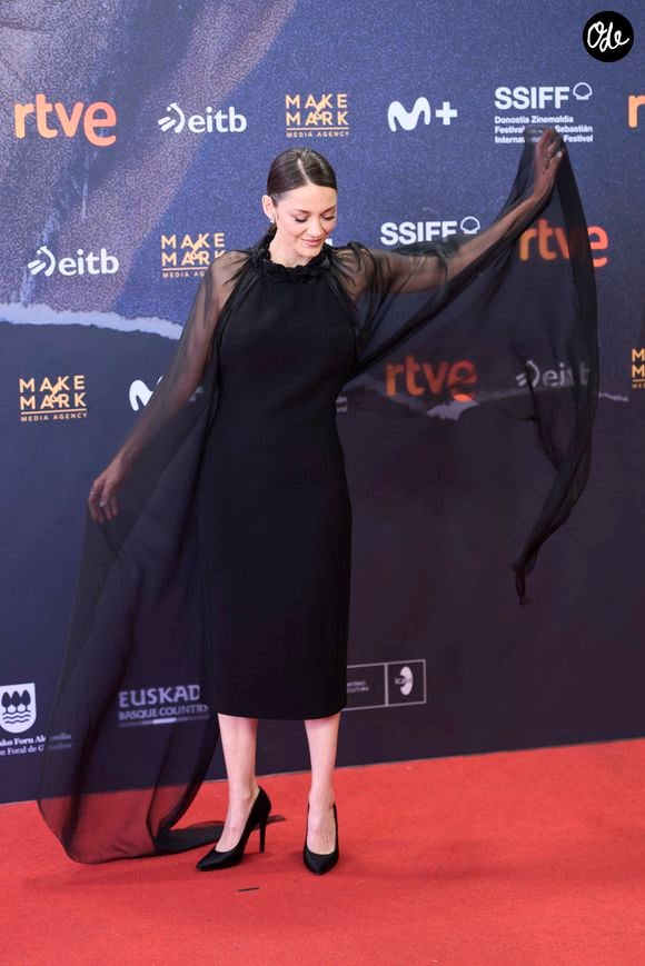 Lors du photocall, elle portait une tenue blanche et noire très élégante.

Marion Cotillard a assisté au tapis rouge de “7h40, ce matin-là / Milo” lors de la 74e édition du Festival international du film de Saint-Sébastien, au Kursaal, le 24 septembre 2026 à Donostia / Saint-Sébastien, en Espagne. 
© Jack Abuin/ZUMA Press Wire / Bestimage