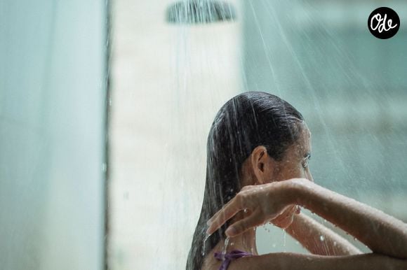 Les experts préconisent également un nettoyage à l'eau tiède suivi d'un jet d'eau froide pour refermer correctement le cheveu après la douche.