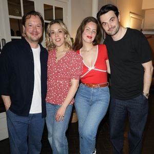 Exclusif - Davy Sardou, Alysson Paradis, Julien Personnaz et Marie-Ange Casta lors de la générale de la pièce "Amis pour la vie" au théâtre de l'Oeuvre à Paris le 24 avril 2025. La représentation est suivie d'un cocktail.

© Coadic Guirec / Bestimage