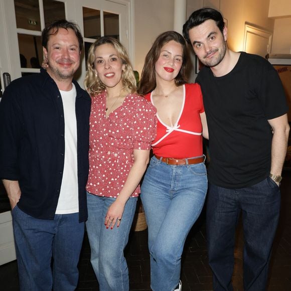 Exclusif - Davy Sardou, Alysson Paradis, Julien Personnaz et Marie-Ange Casta lors de la générale de la pièce "Amis pour la vie" au théâtre de l'Oeuvre à Paris le 24 avril 2025. La représentation est suivie d'un cocktail.

© Coadic Guirec / Bestimage