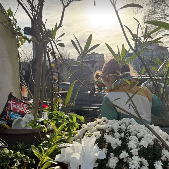 En fait, ils se sont tous les deux rendus sur le tombe de Jane Birkin, comme l'a dévoilé sa fille dans la story de son compte Instagram

Lou Doillon emmène son fils sur la tombe de Jane Birkin.