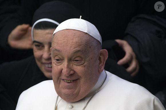 Le pape François lors de son audience hebdomadaire dans la salle Paul VI au Vatican, le 5 février 2025. 

Backgrid UK/ Bestimage