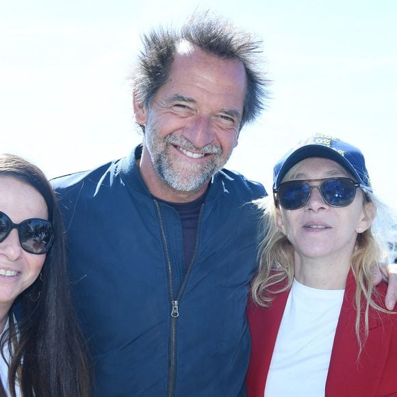 Comme l'acteur, Sylvie Testud également présente a volontiers posé aux côtés de Laetitia Elmaleh, directrice du prestigieux l'établissement. 

Exclusif - Laetitia Elmaleh, directrice du Kimpton St Honoré Paris, Stéphane De Groodt, Sylvie Testud - Le rooftop du Kimpton St Honoré Paris accueille tous les dimanches "Fifi & Charles" (les chefs Philippine Jaillet et Charles Neyers) Le 9 avril 2025. © Rachid Bellak / Bestimage