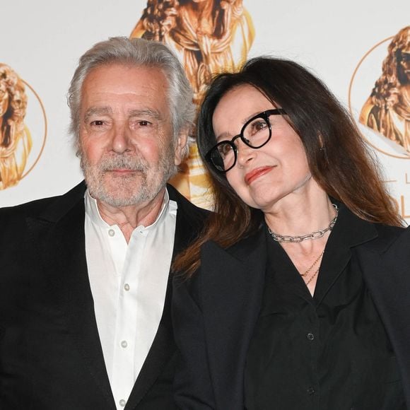 Pierre Arditi, Evelyne Bouix au photocall de la 33ème cérémonie des Molières aux Folies Bergère à Paris le 30 mai 2022.

© Coadic Guirec / Bestimage