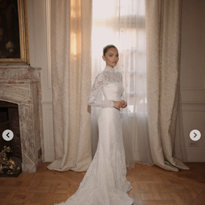 La création sur mesure a nécessité 240 heures de travail et plus de 30 mètres de dentelle française.

Capture Instagram - Thylane Blondeau