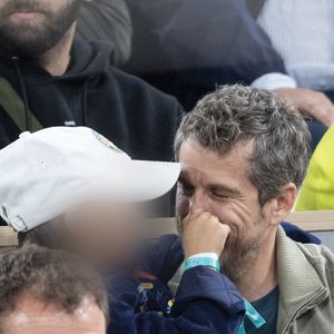 Guillaume Canet et sa fille Louise dans les tribunes lors des Internationaux de France de Tennis de Roland Garros 2025, à Paris, France, le 5 juin 2025. © Jacovides-Moreau/Bestimage