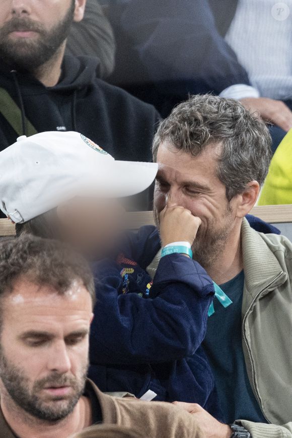Guillaume Canet et sa fille Louise dans les tribunes lors des Internationaux de France de Tennis de Roland Garros 2025, à Paris, France, le 5 juin 2025. © Jacovides-Moreau/Bestimage