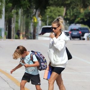 Anna Kournikova emmène ses enfants Nicholas, 8 ans, Lucy, 8 ans, et Mary, 5 ans, à la salle d'arts martiaux où ils pratiquent le karaté, à Miami, le 18 août 2025. 
Photo par 305SCHOCK / Bestimage