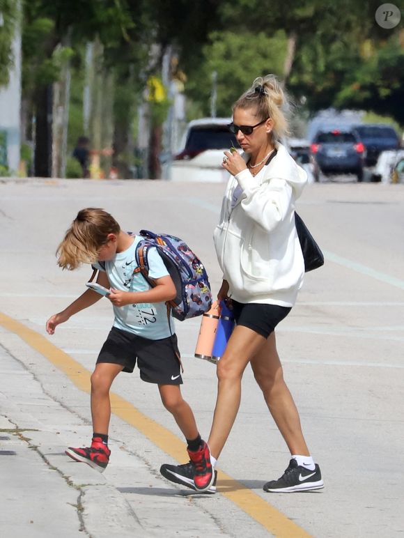 Anna Kournikova emmène ses enfants Nicholas, 8 ans, Lucy, 8 ans, et Mary, 5 ans, à la salle d'arts martiaux où ils pratiquent le karaté, à Miami, le 18 août 2025. 
Photo par 305SCHOCK / Bestimage