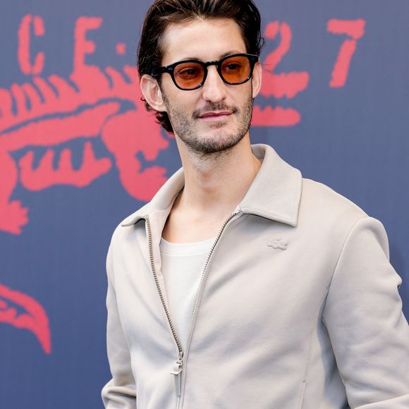 Pierre Niney au photocall du défilé Lacoste Collection Femme Prêt-à-Porter Automne/Hiver 2026-2027 lors de la Fashion Week de Paris (PFW) à Roland Garros, à Paris, France, le 8 mars 2026. © Olivier Borde/Bestimage